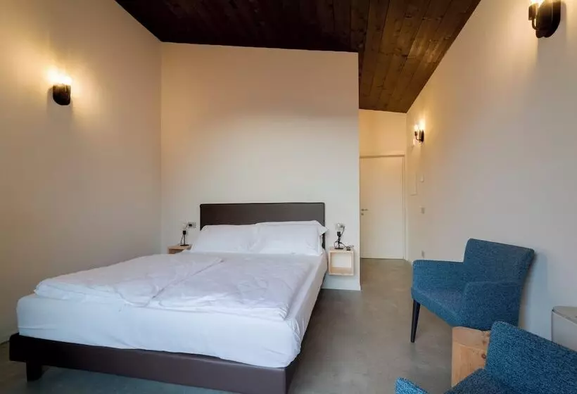 Hotelli Agriturismo B&b Caffè E Vino