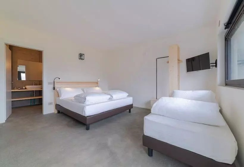 Hotelli Agriturismo B&b Caffè E Vino