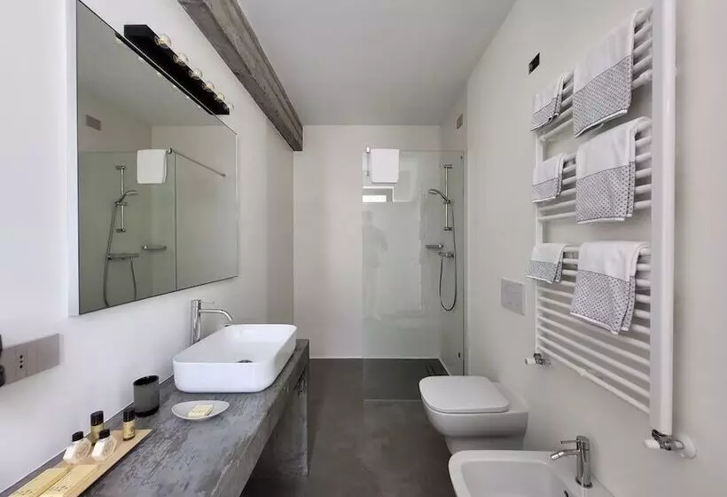 Hotelli Agriturismo B&b Caffè E Vino