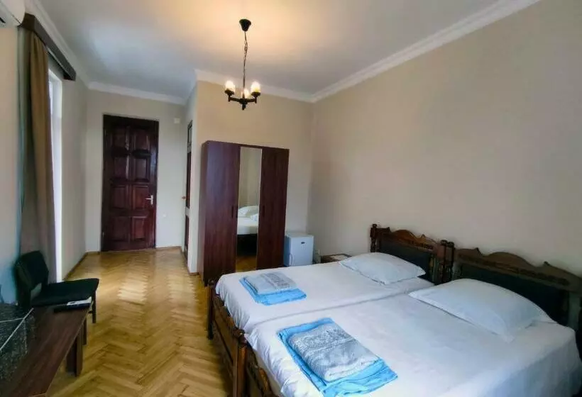 هتل Guesthouse White Swan