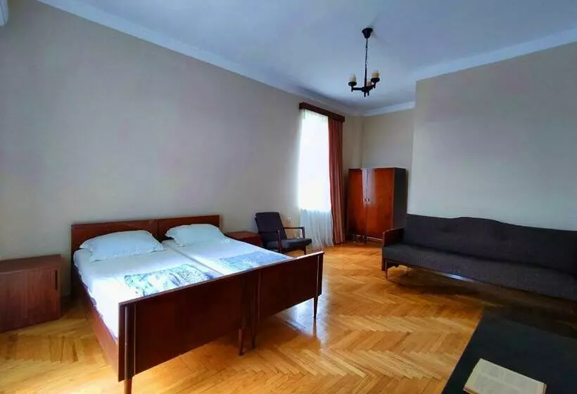 هتل Guesthouse White Swan