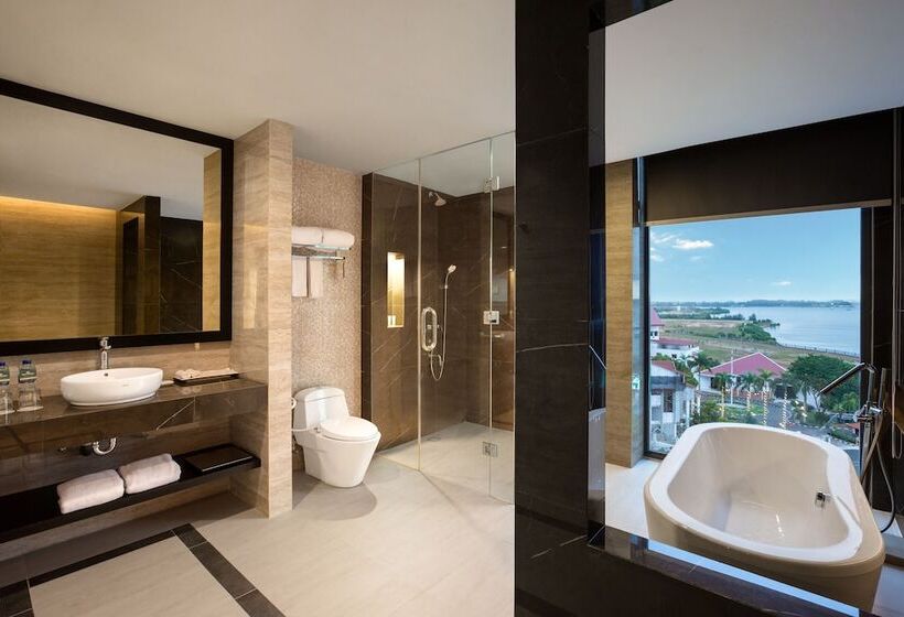 בית מלון כפרי Santika Batam