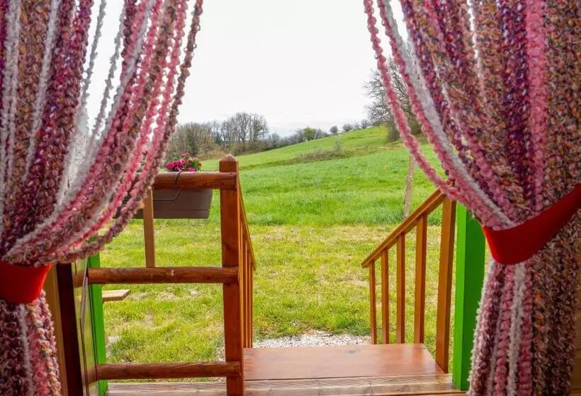 Hotelli Gites Et Roulottes Au Domaine De La Trille