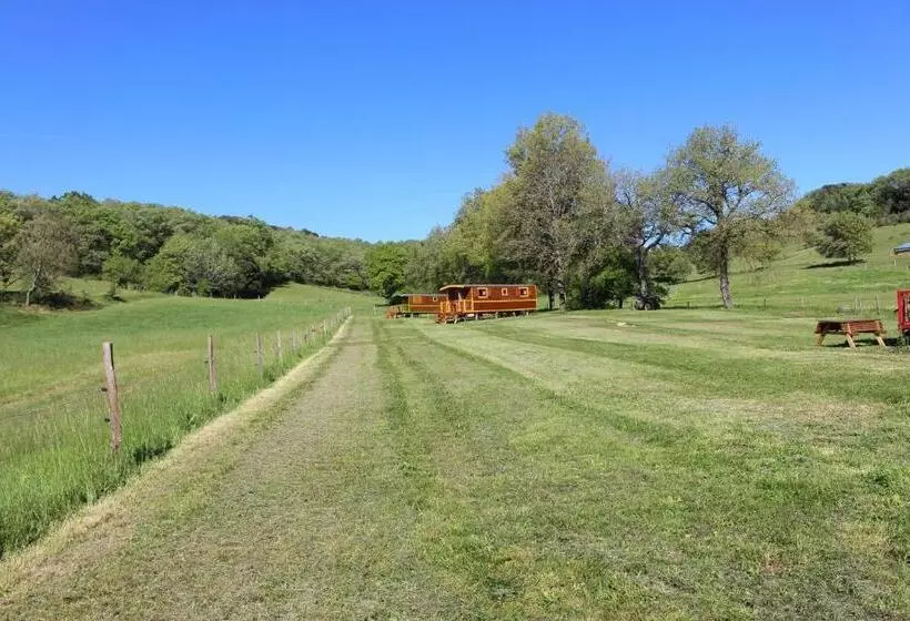 Hotelli Gites Et Roulottes Au Domaine De La Trille
