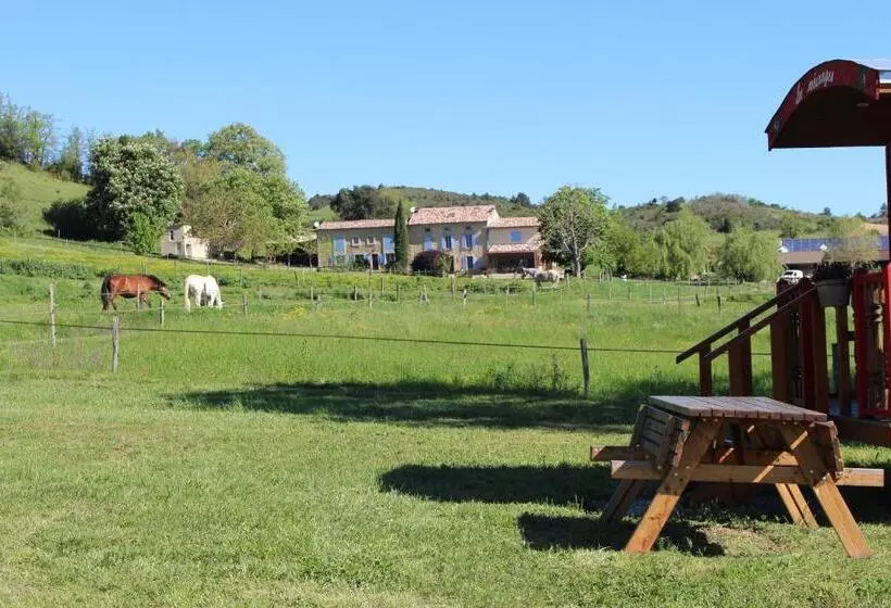 Hotelli Gites Et Roulottes Au Domaine De La Trille