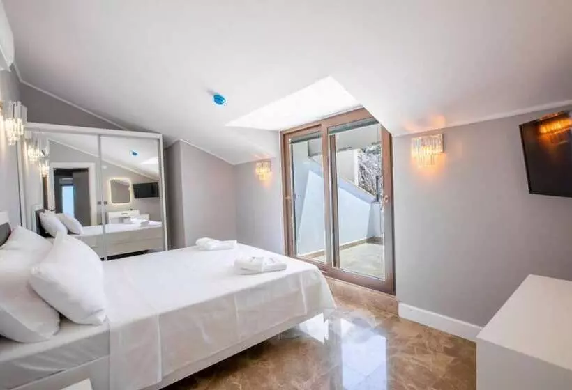 Luxury Flat With Jacuzzi On The Balcony In Kas