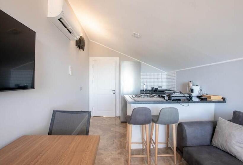 Luxury Flat With Jacuzzi On The Balcony In Kas