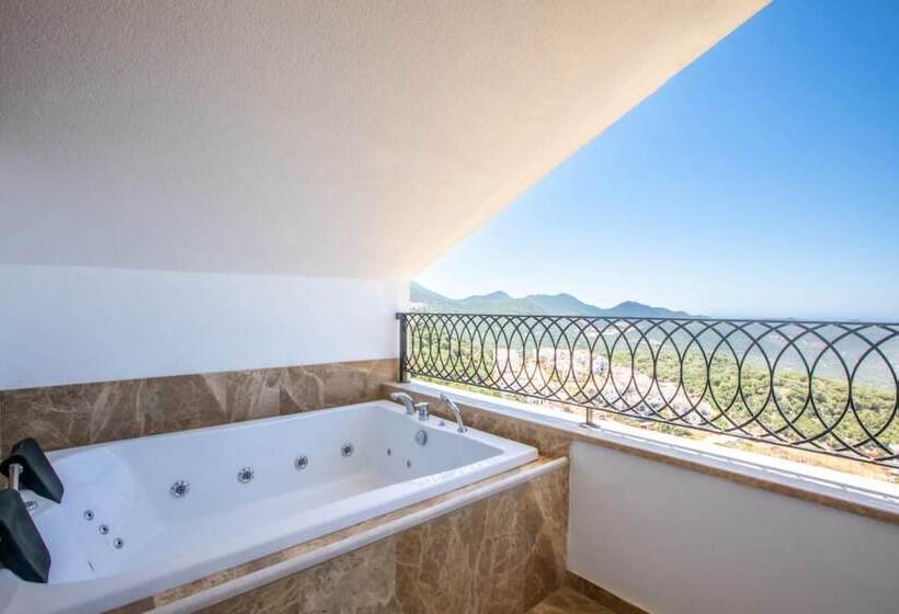 Luxury Flat With Jacuzzi On The Balcony In Kas