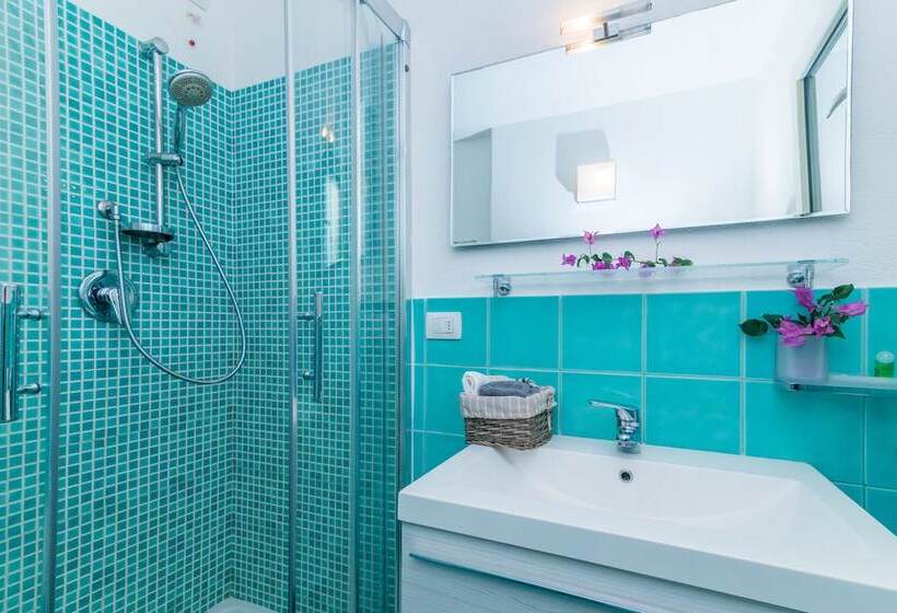 Piazzetta Casa Paola 200m From The Sea