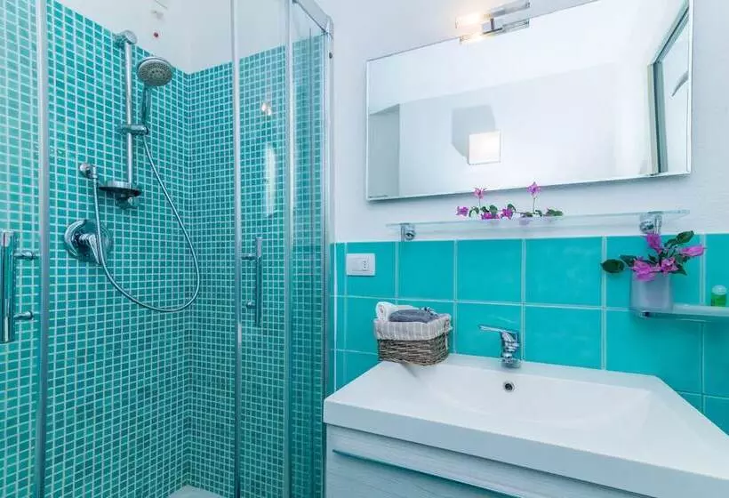 Piazzetta Casa Paola 200m From The Sea