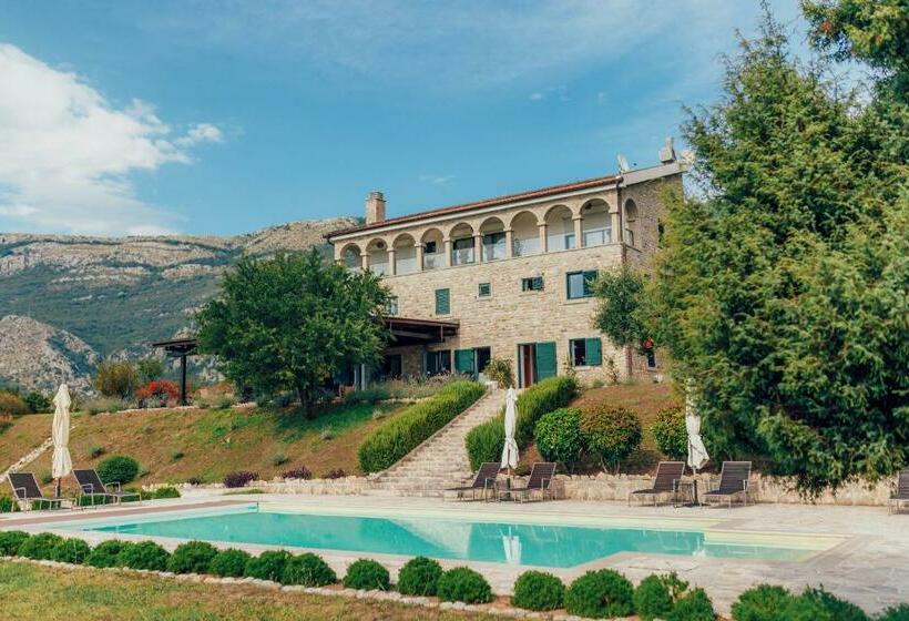 پانسیون Montebay Villa