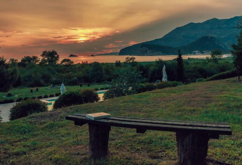 پانسیون Montebay Villa