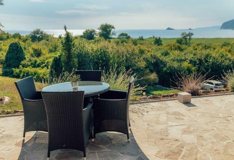 پانسیون Montebay Villa