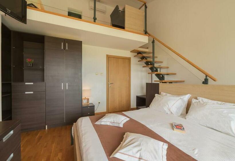 پانسیون Montebay Villa