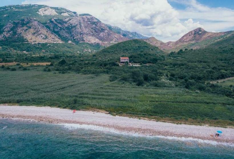 پانسیون Montebay Villa