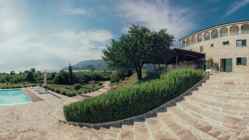 پانسیون Montebay Villa