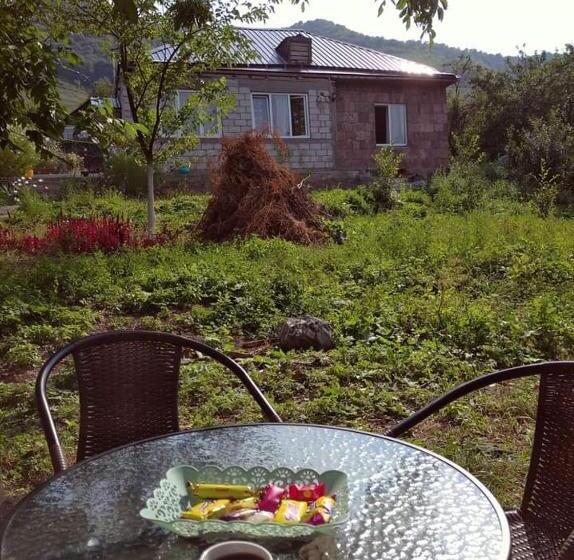 پانسیون Pottery House Sanahin