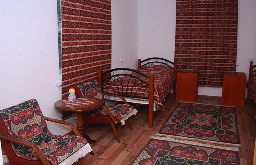 پانسیون Pottery House Sanahin