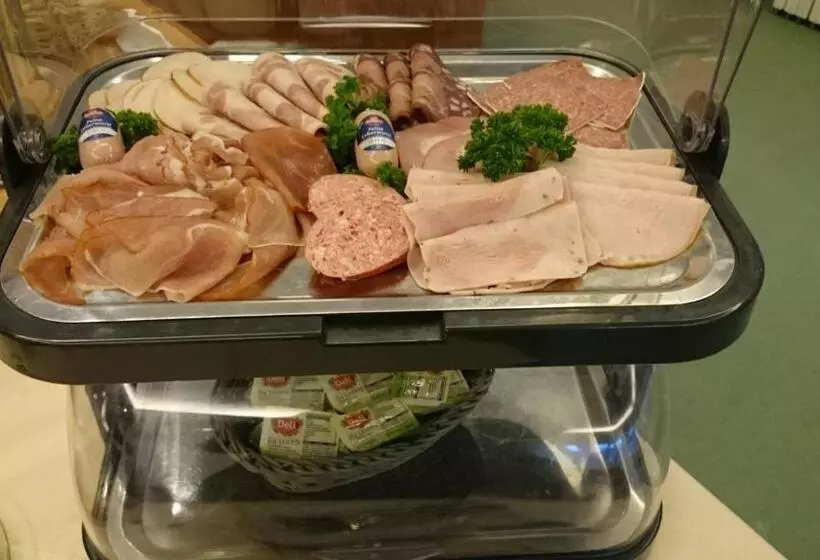 Hotel Und Restaurant Rabennest Am Schweriner See