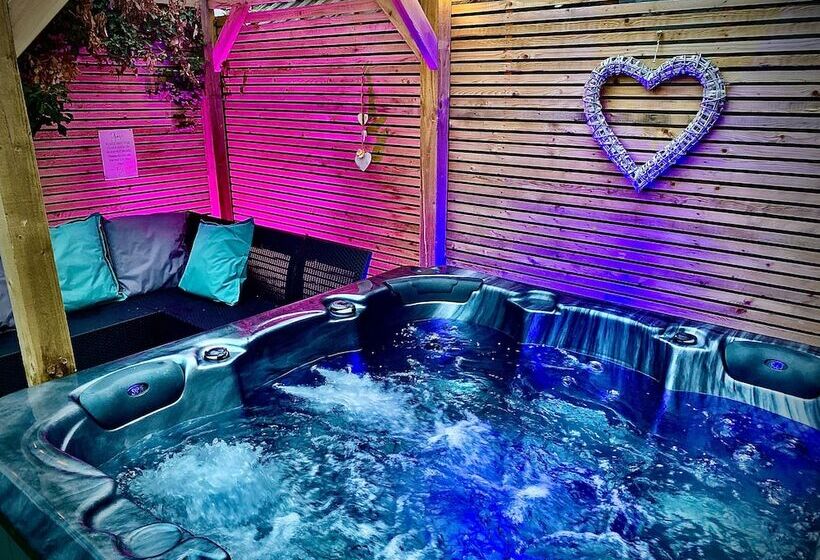 Clifton Stylish Hot Tub House In Blackpool