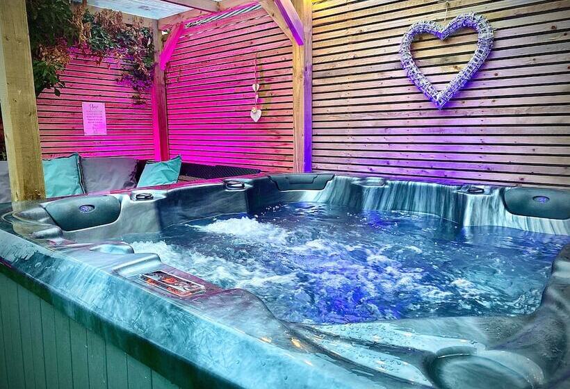 Clifton Stylish Hot Tub House In Blackpool