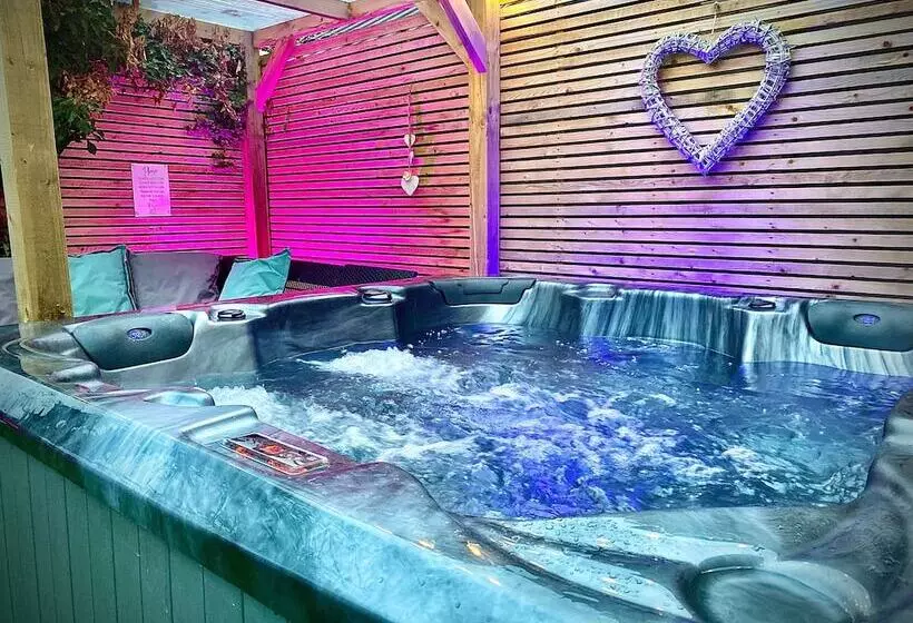 Clifton Stylish Hot Tub House In Blackpool
