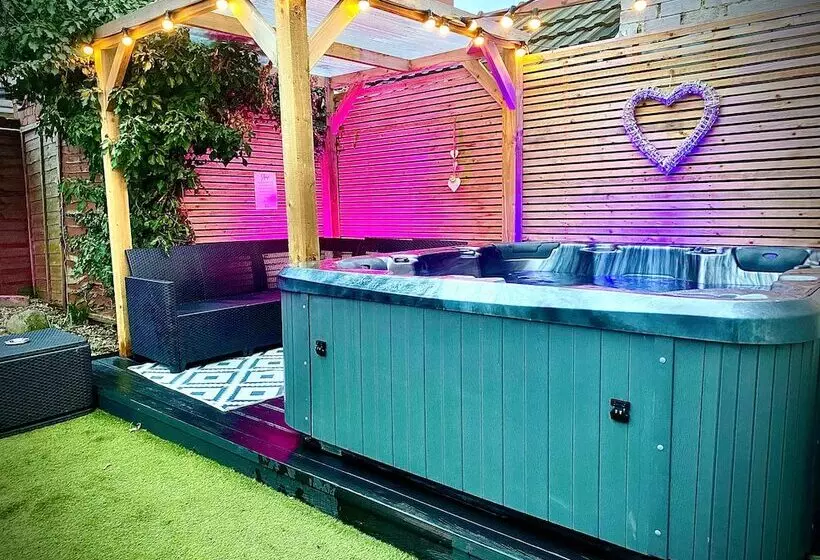 Clifton Stylish Hot Tub House In Blackpool