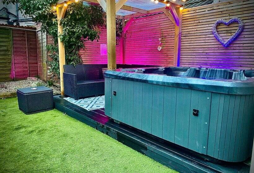 Clifton Stylish Hot Tub House In Blackpool