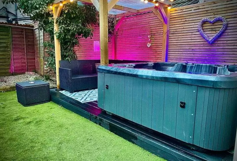 Clifton Stylish Hot Tub House In Blackpool