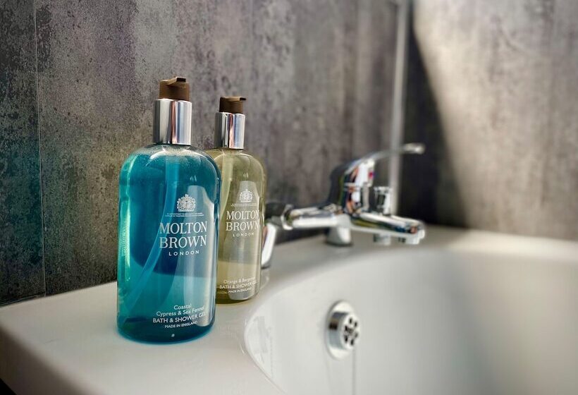 Clifton Stylish Hot Tub House In Blackpool