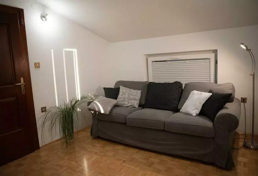 تختخواب و صبحانه Castle House Rooms, Swimming Pool & Sauna & Tennis Court & Wine Cellar