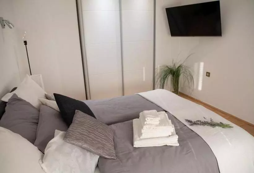 تختخواب و صبحانه Castle House Rooms, Swimming Pool & Sauna & Tennis Court & Wine Cellar