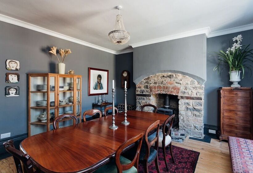 Bed and Breakfast Six On Castle