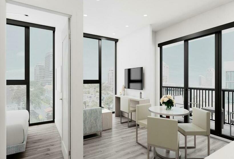 ホテル Aka West Palm