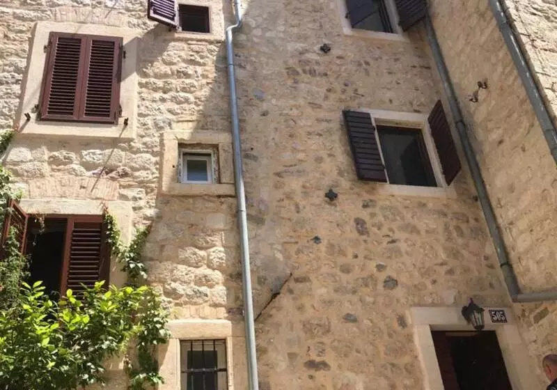 Puerta Hotel Kotor