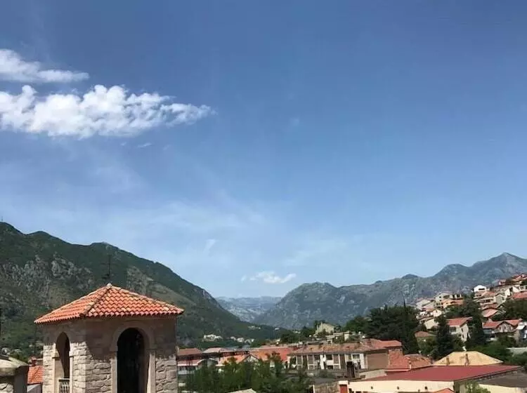 Puerta Hotel Kotor