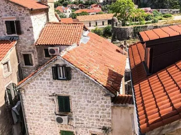 Puerta Hotel Kotor