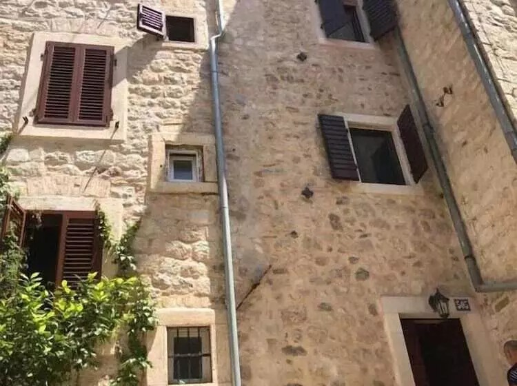Puerta Hotel Kotor