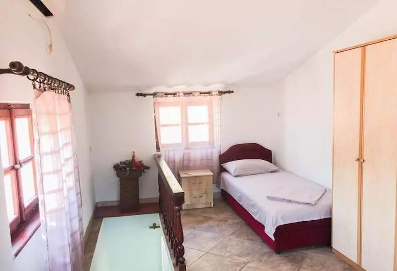 Puerta Hotel Kotor