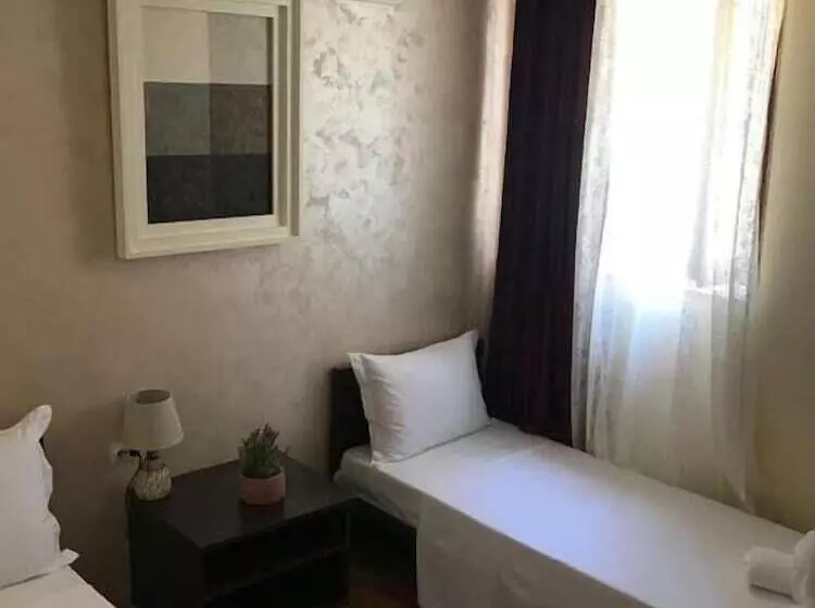 Puerta Hotel Kotor