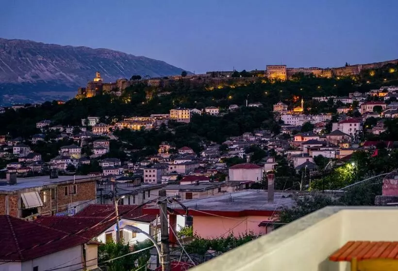 ペンション Patio Rooms Gjirokaster