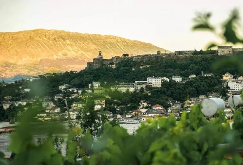 ペンション Patio Rooms Gjirokaster