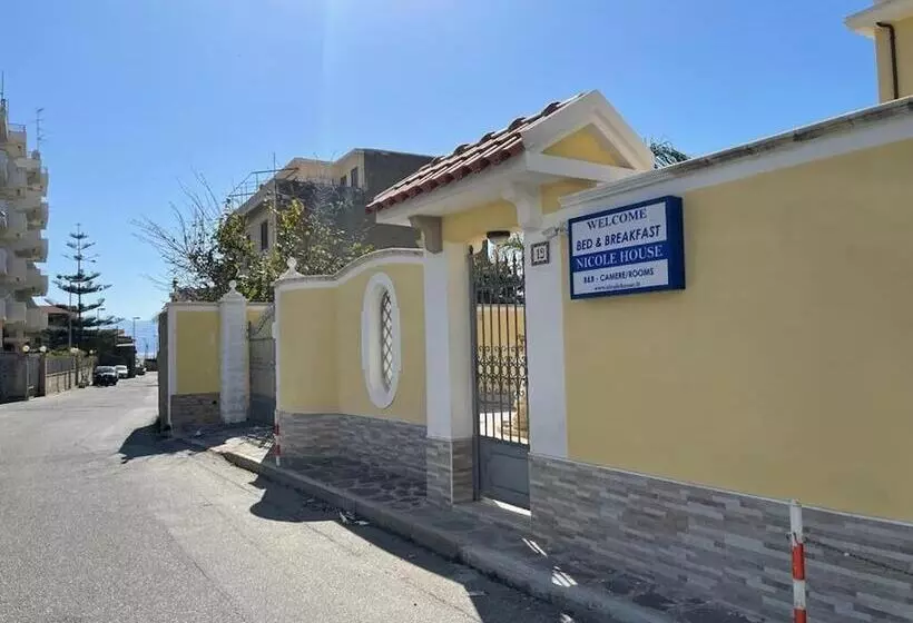 تختخواب و صبحانه Nicole House