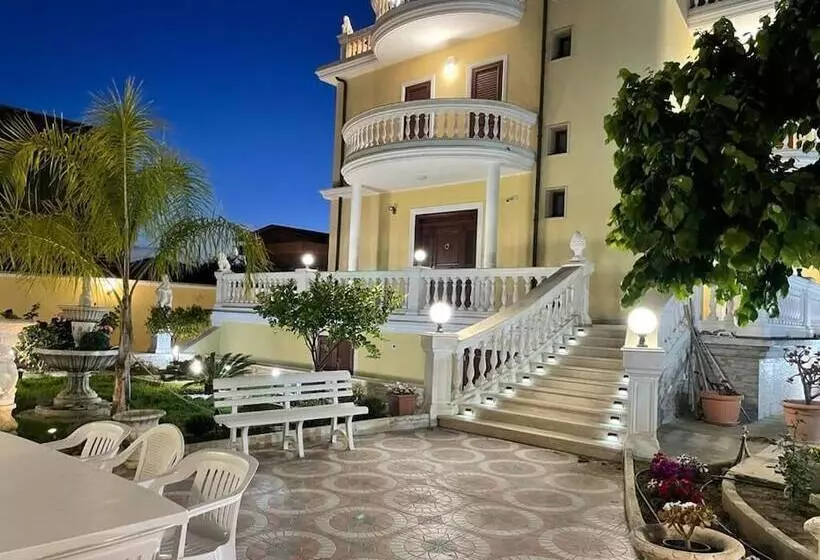 تختخواب و صبحانه Nicole House