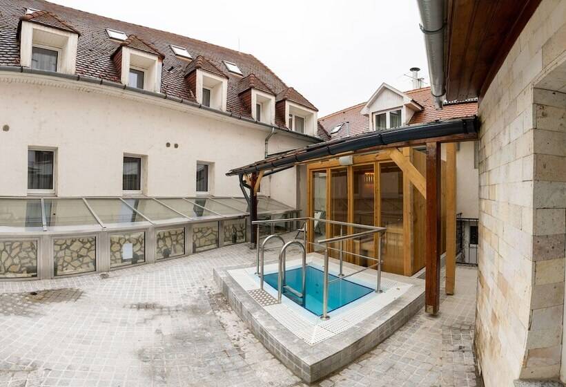 فندق Bástya Konferencia és Wellness