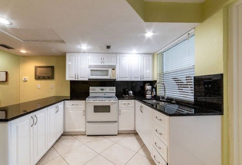 Captain S Table Hotel By Everglades Adventures