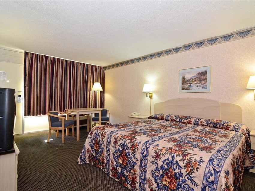 فندق على الطريق The Sanford Inn