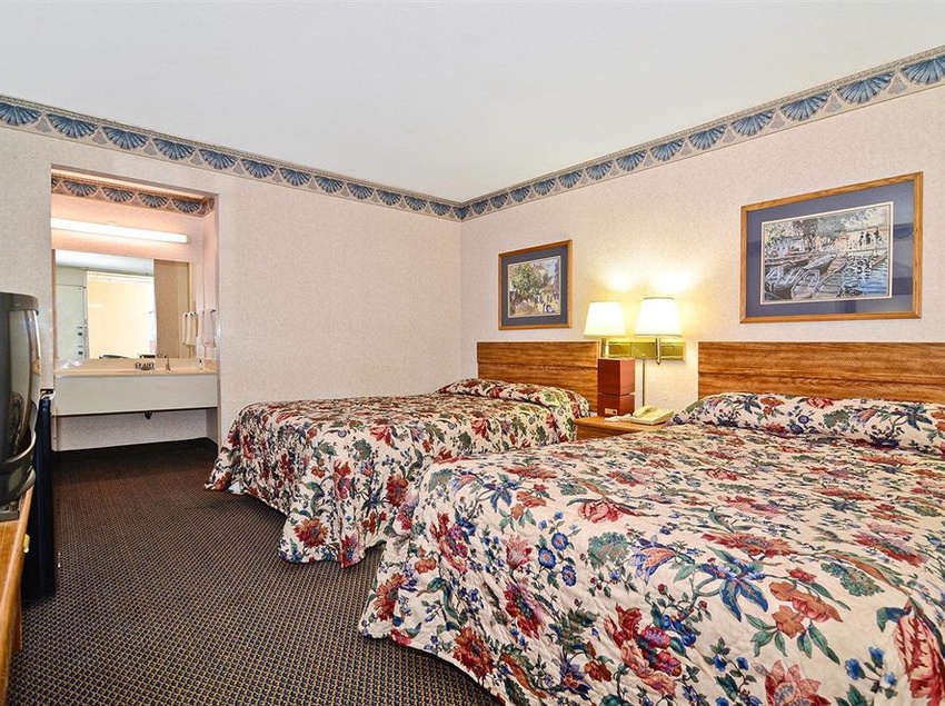 فندق على الطريق The Sanford Inn