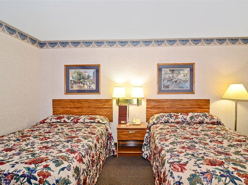 فندق على الطريق The Sanford Inn