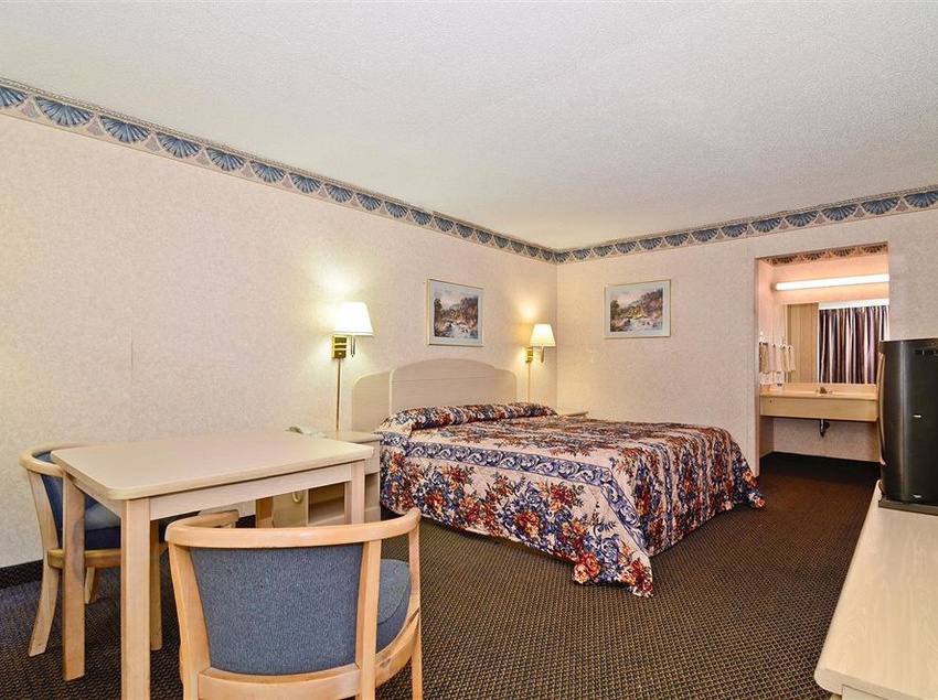 فندق على الطريق The Sanford Inn